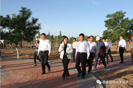 中央民族大学党委书记张京泽,自治区政府秘书长包振玉随行.